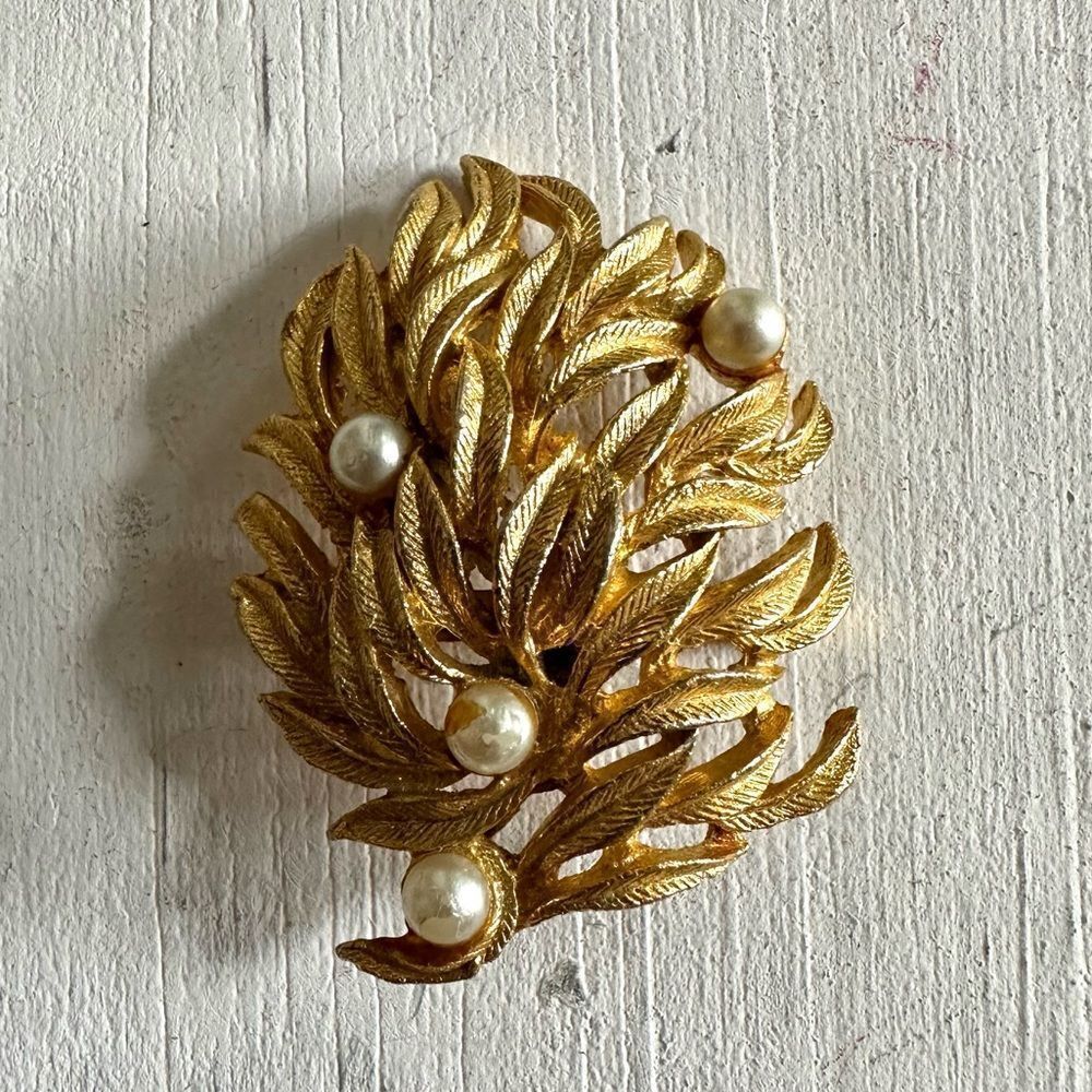 Vintage Roma gold tone pearl leaf brooch